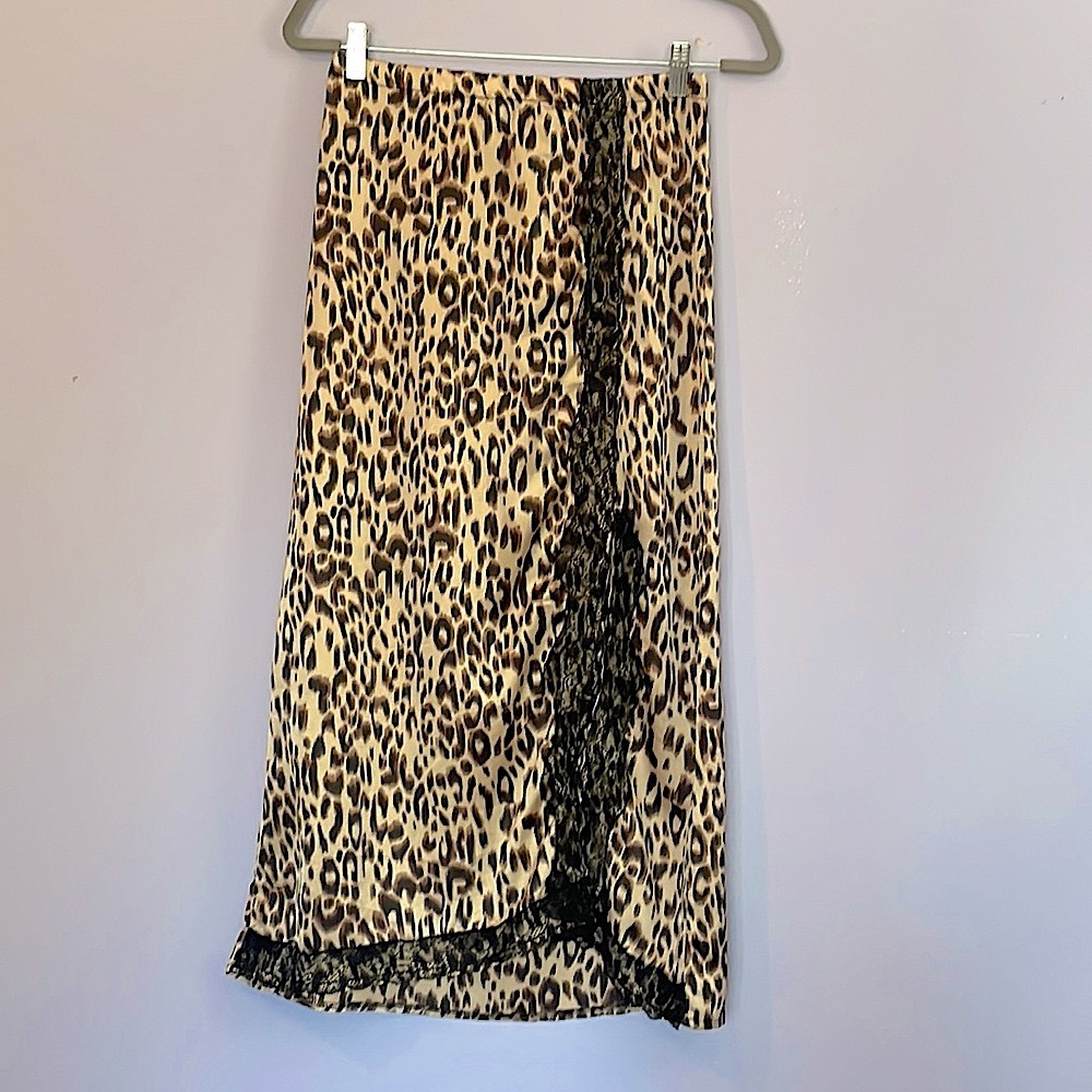 "Sami" Leopard print midi skirt with black lace detail